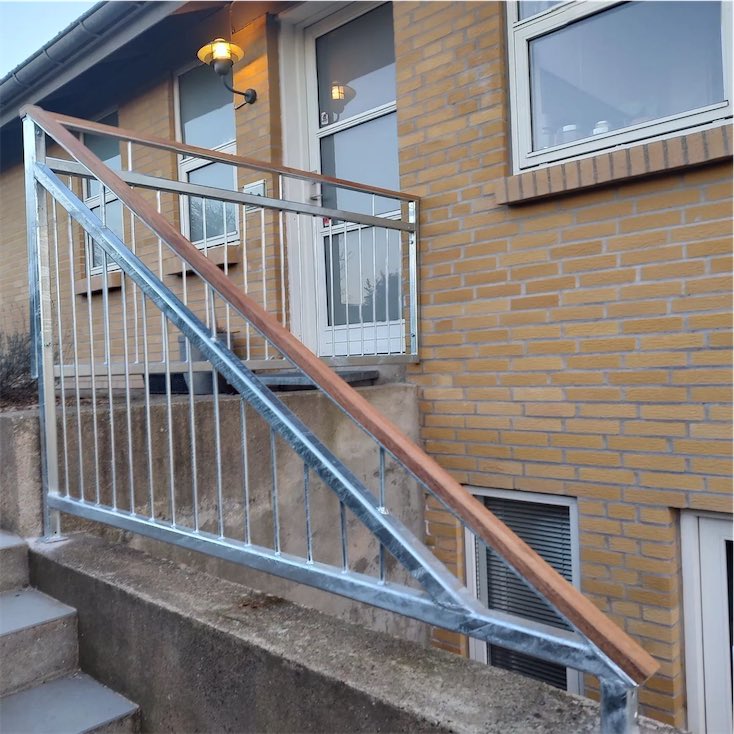 Metalrækværk ved trappe til husindgang