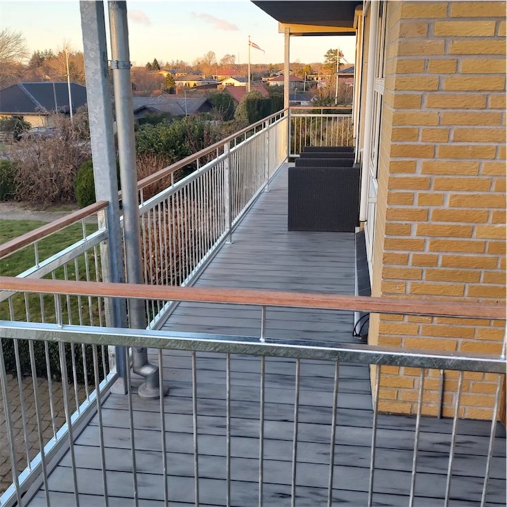 Altan med udsigt over villakvarter i solnedgang