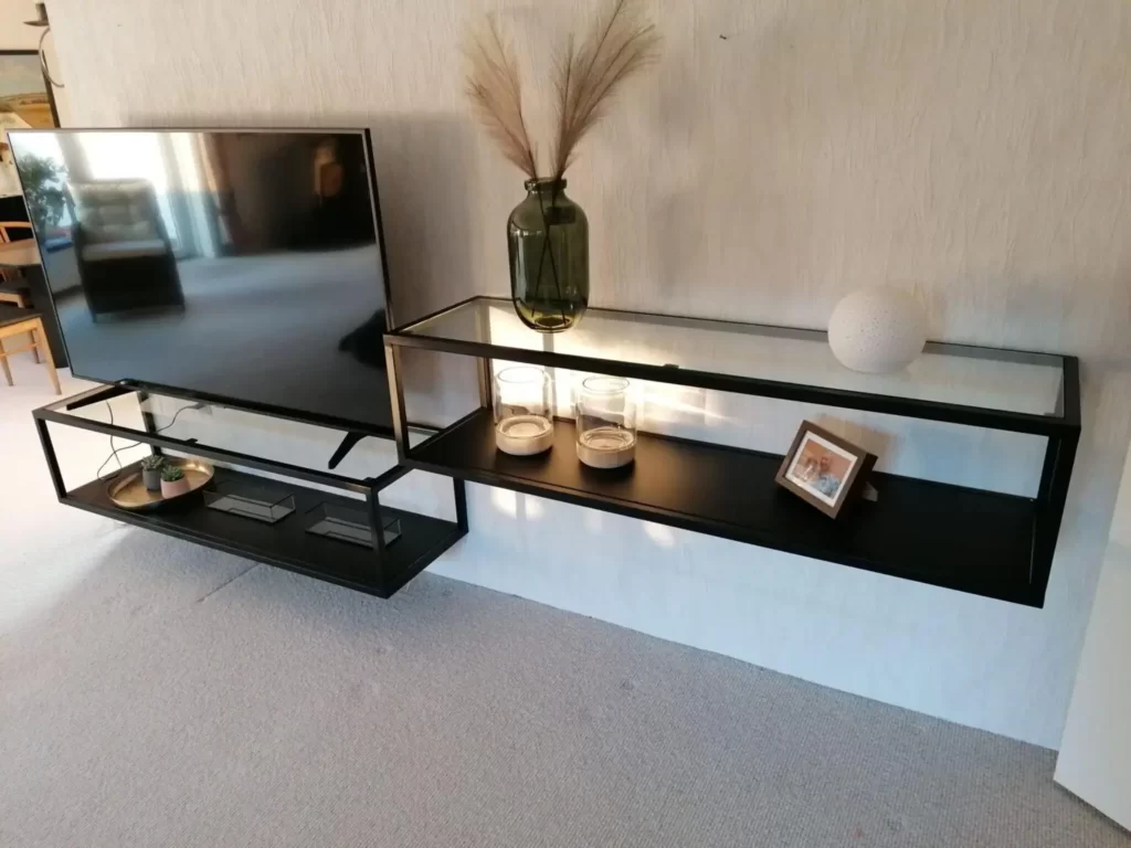 Moderne tv-bord og hylde med dekorationer