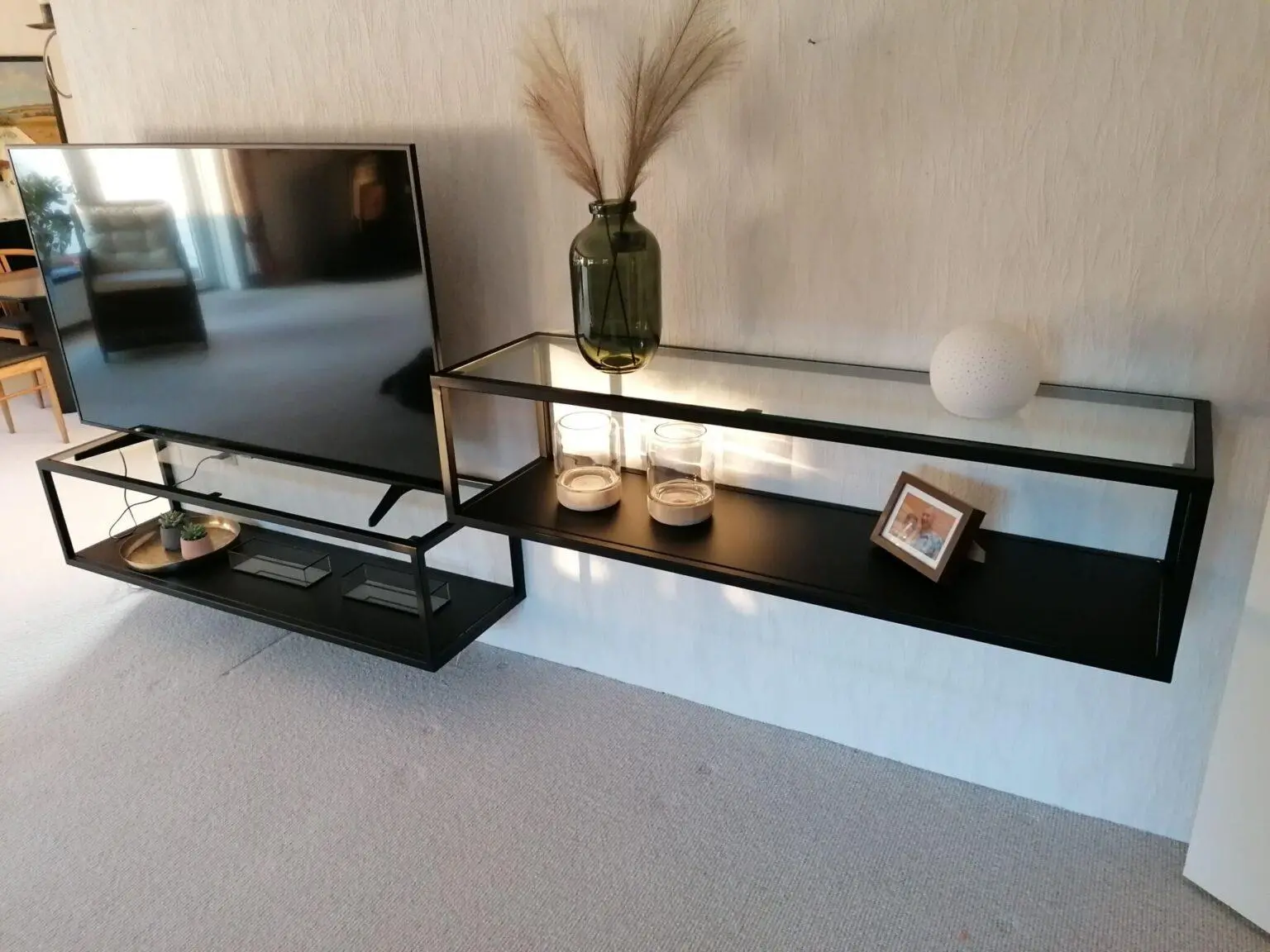 Moderne tv-bord og hylde med dekorationer