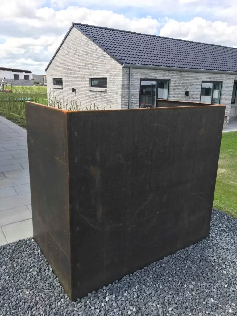 Moderne hus med stålvæg i have