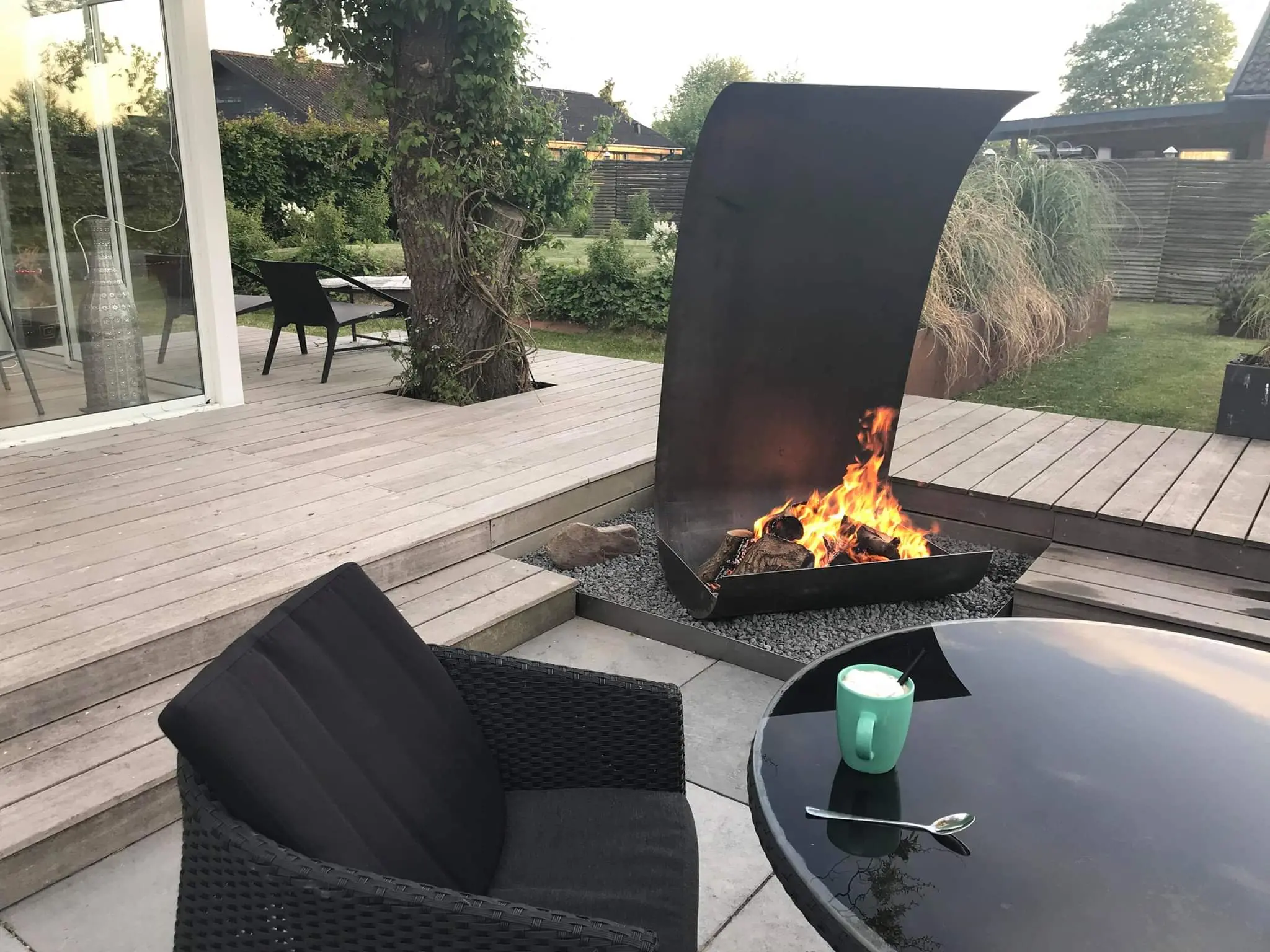 Hyggelig terrasse med ildsted og kaffekop