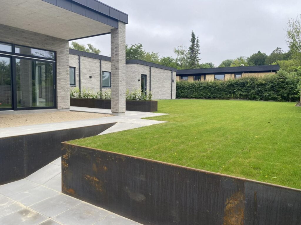 Moderne murstenshus med nyanlagt have