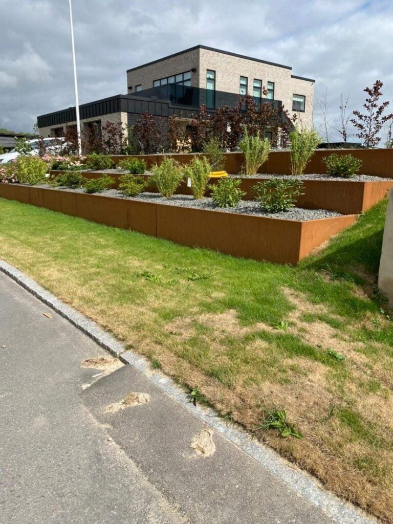 Moderne bygning med hævet have og græsplæne