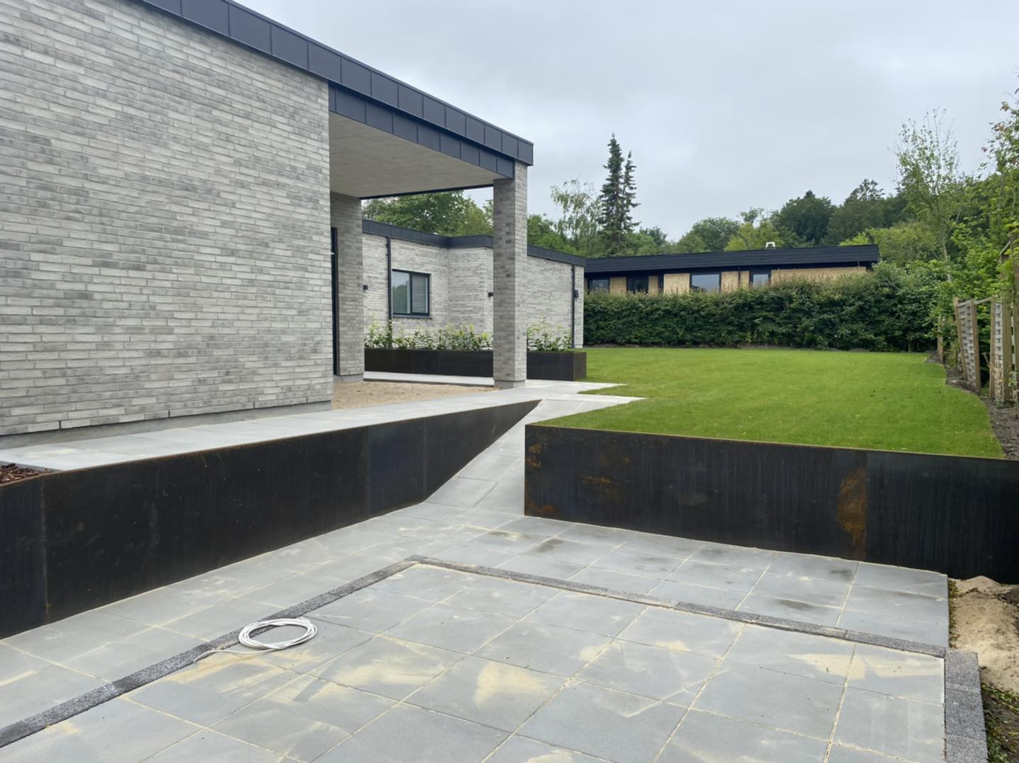 Moderne hus med have og grå murstensfacade