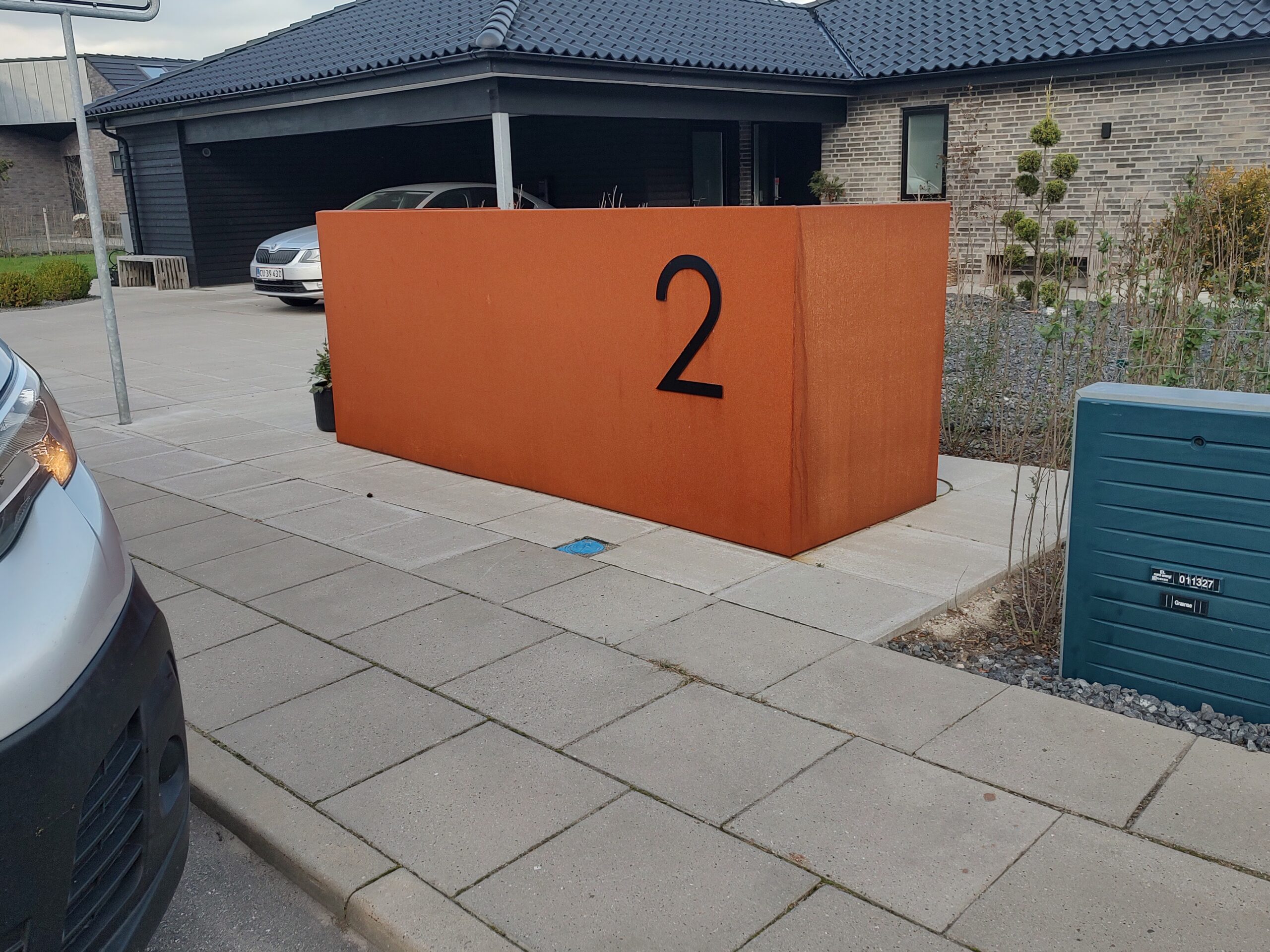 Hus nummer to med moderne indkørsel