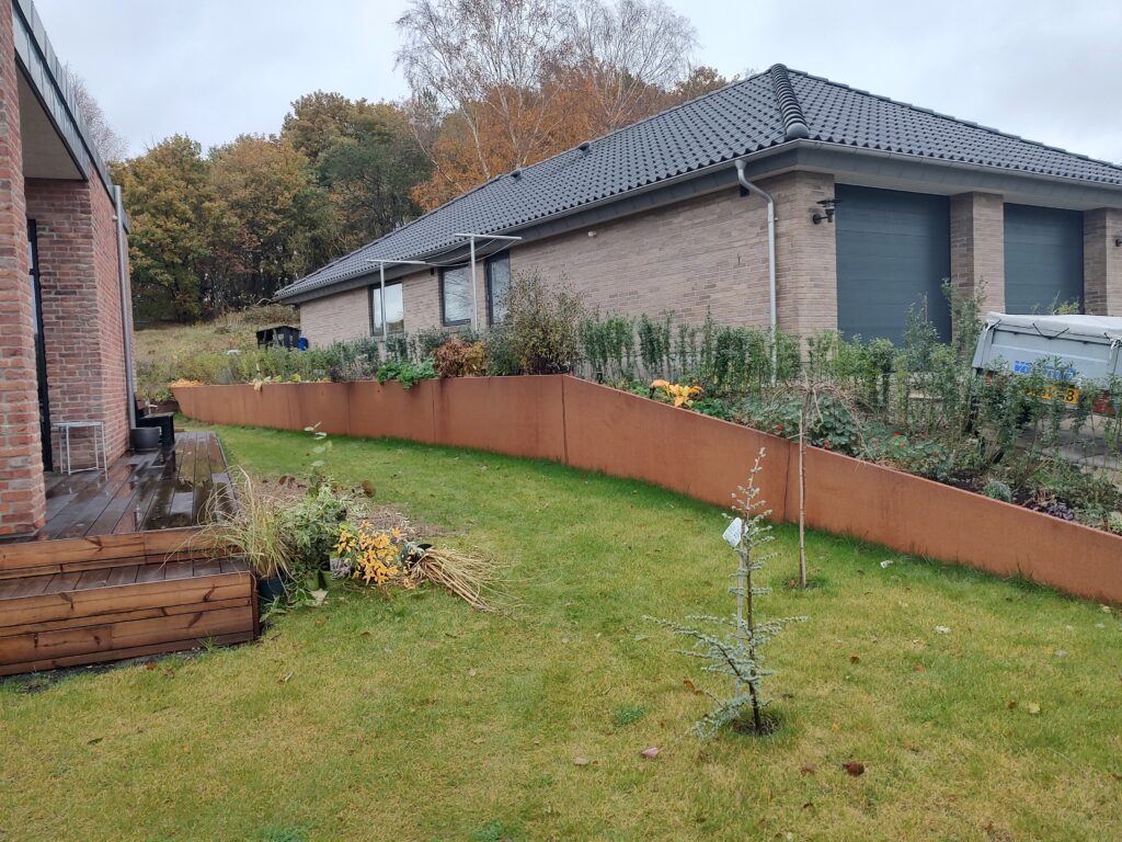 Moderne hus med have og hævet bed